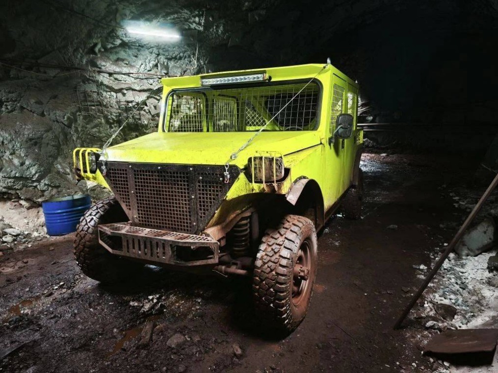 Российская полноприводная горно-шахтная машина для перевозки людей и грузов ДИГГЕР